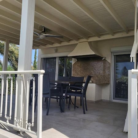 Villa Neyla Four Bedroom Coral Bay Beach Front Kültér fotó