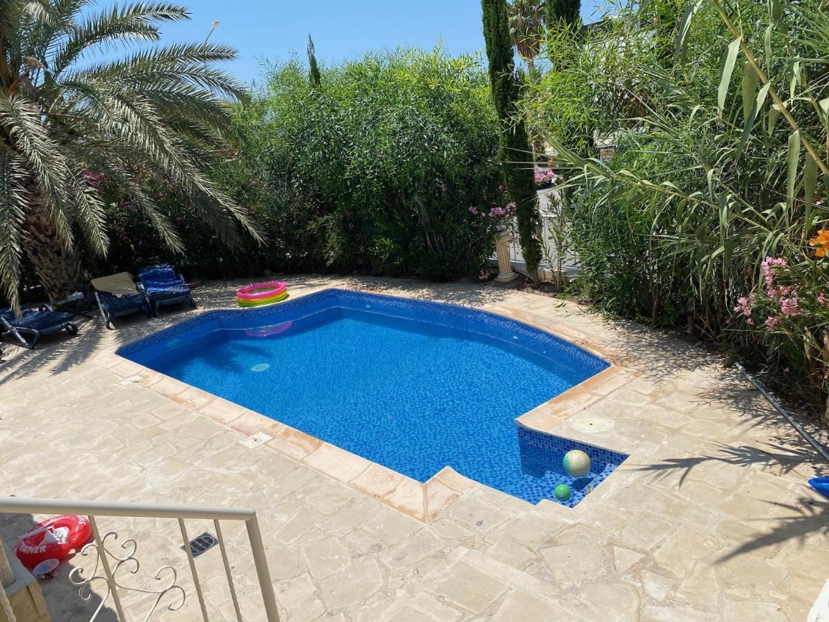 Villa Neyla Four Bedroom Coral Bay Beach Front Kültér fotó