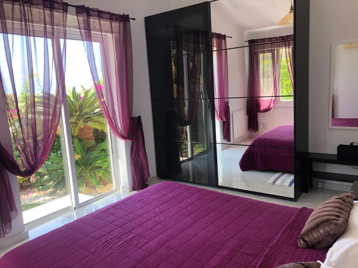 Villa Neyla Four Bedroom Coral Bay Beach Front Kültér fotó