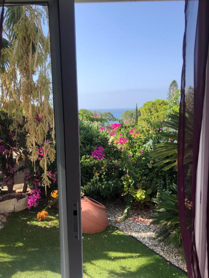 Villa Neyla Four Bedroom Coral Bay Beach Front Kültér fotó