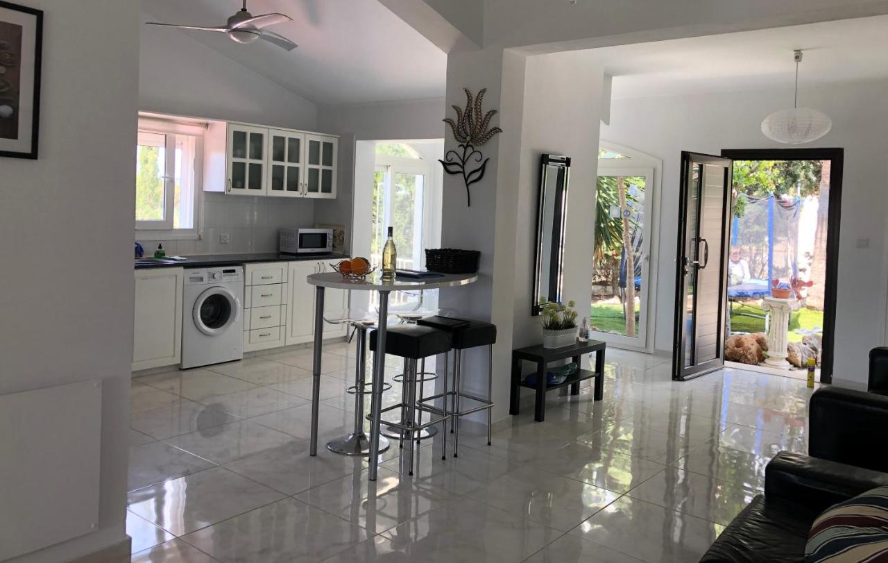 Villa Neyla Four Bedroom Coral Bay Beach Front Kültér fotó