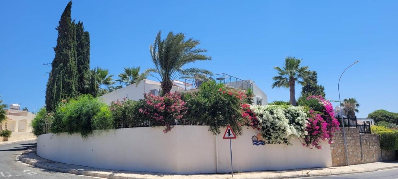Villa Neyla Four Bedroom Coral Bay Beach Front Kültér fotó