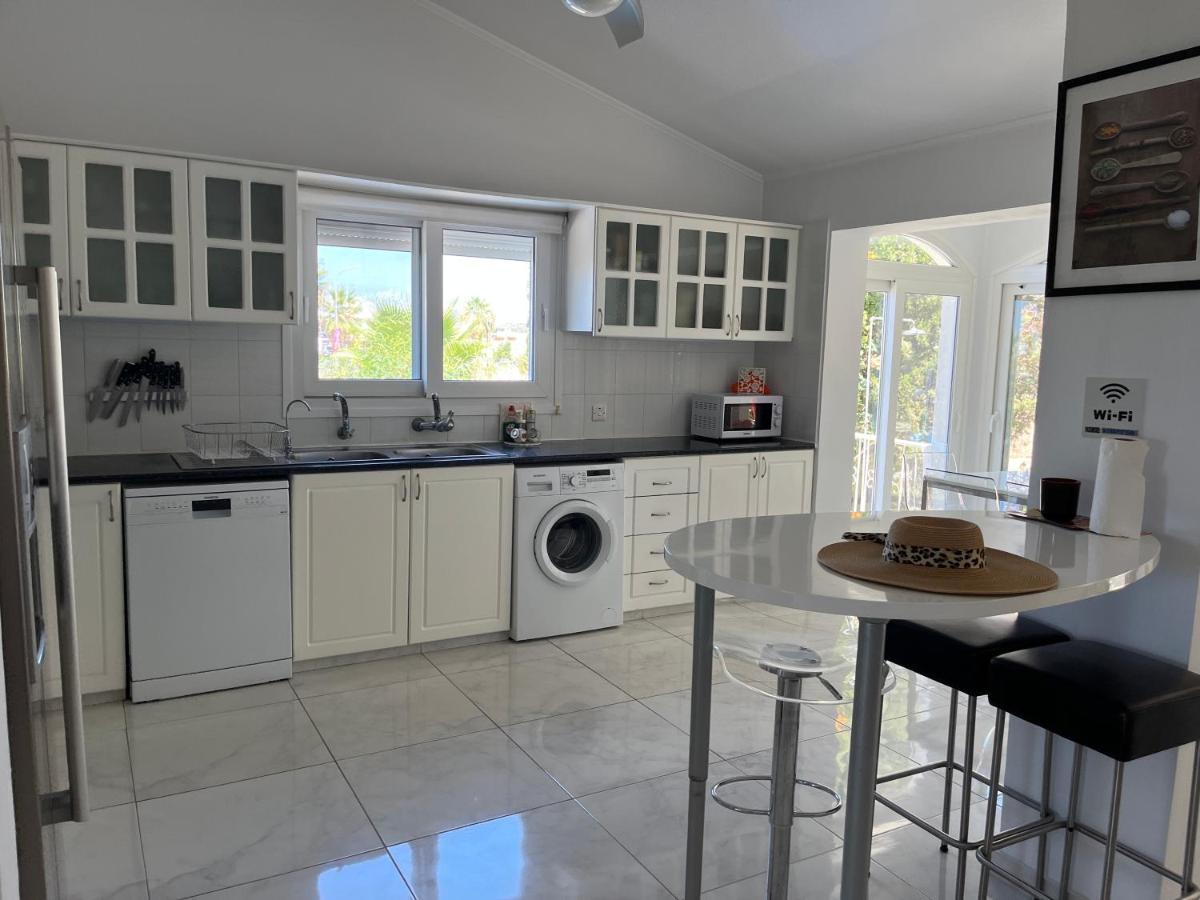 Villa Neyla Four Bedroom Coral Bay Beach Front Kültér fotó