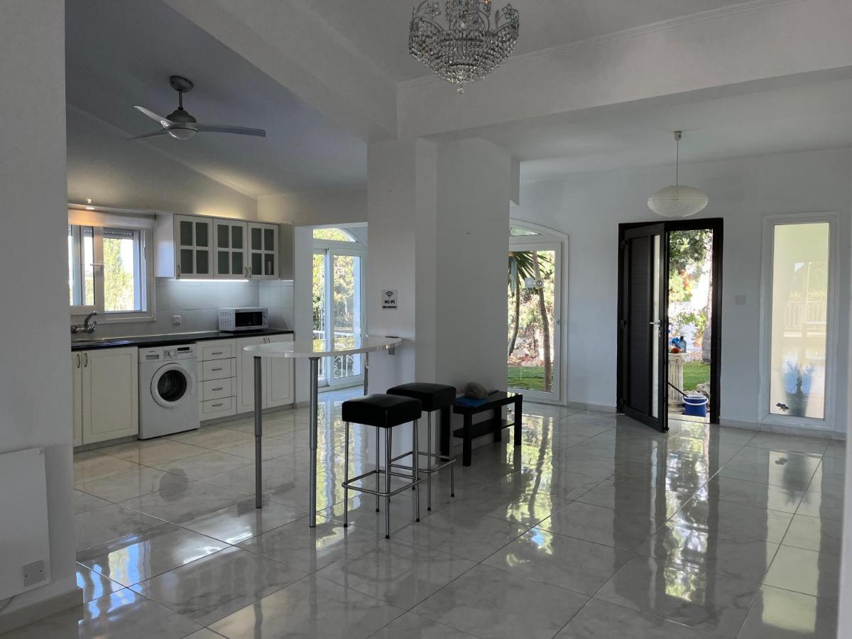 Villa Neyla Four Bedroom Coral Bay Beach Front Kültér fotó