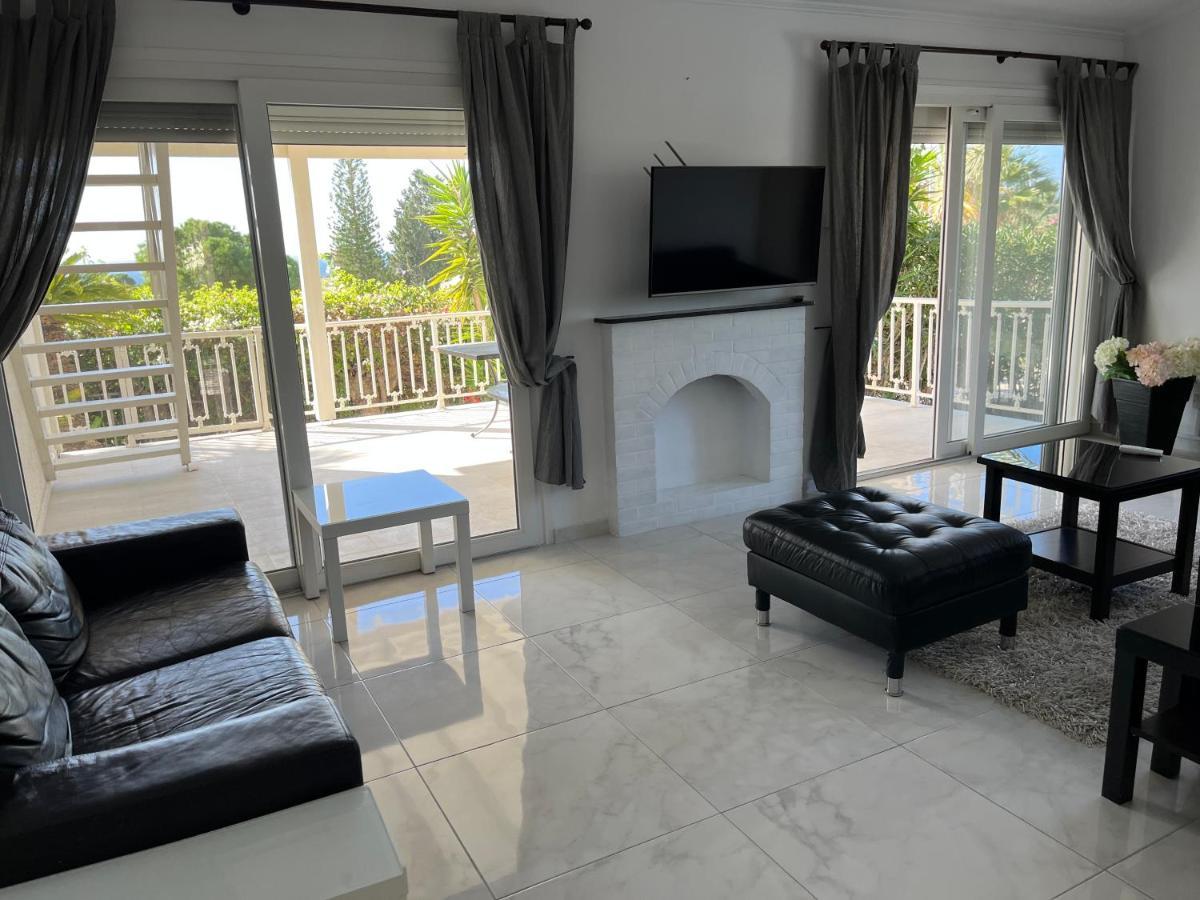 Villa Neyla Four Bedroom Coral Bay Beach Front Kültér fotó