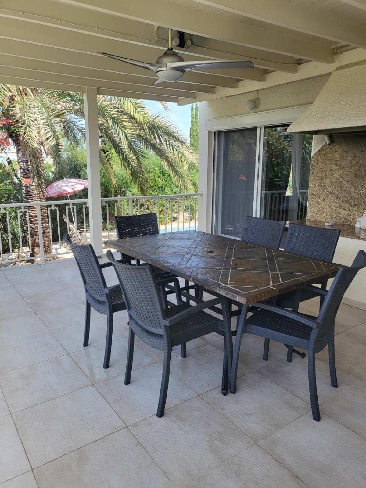 Villa Neyla Four Bedroom Coral Bay Beach Front Kültér fotó
