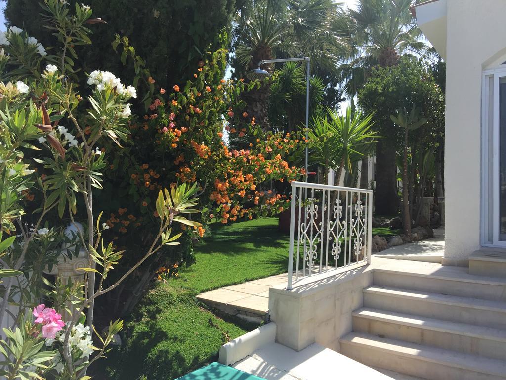 Villa Neyla Four Bedroom Coral Bay Beach Front Kültér fotó